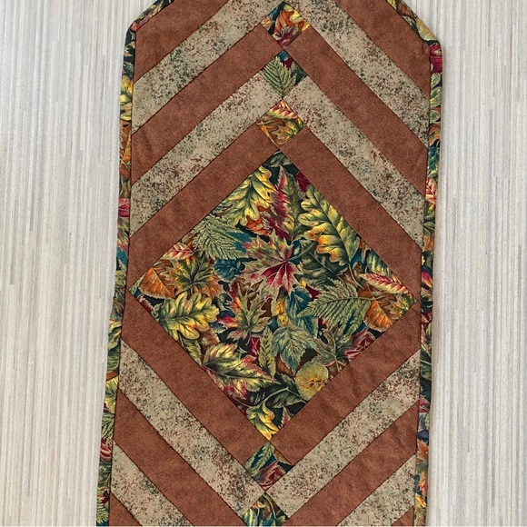 NWOT Quilted table runner. Autumn leaves motif - Picture 5 of 7